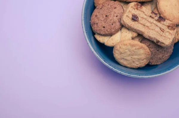 Eine Nahaufnahme Einer Schüssel Kekse Auf Dem Violetten Hintergrund — Stockfoto