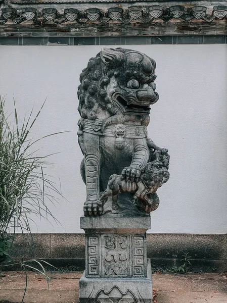 Plan Vertical Une Statue Lion Chinois Dans Parc Bethmann Francfort — Photo