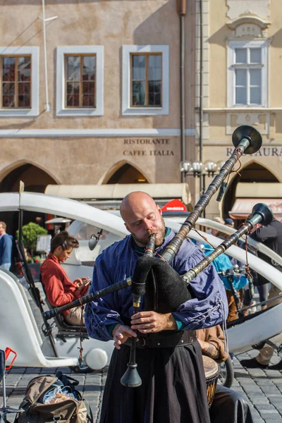 Praha Česká Republika 2014 Vertikální Záběr Mužského Hudebníka Hrajícího Dudy — Stock fotografie