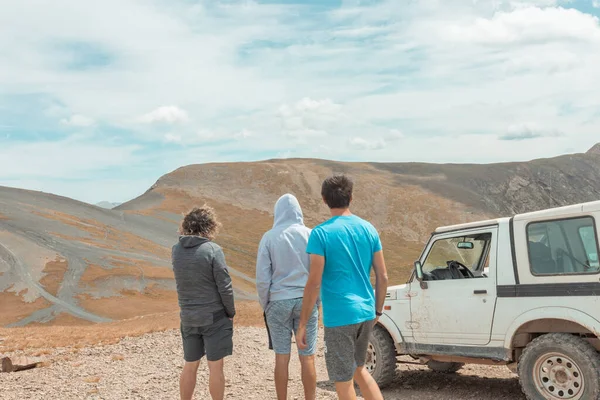 Piękny Widok Drogi Górach Grupy Ludzi Pobliżu Samochodu Andorze — Zdjęcie stockowe