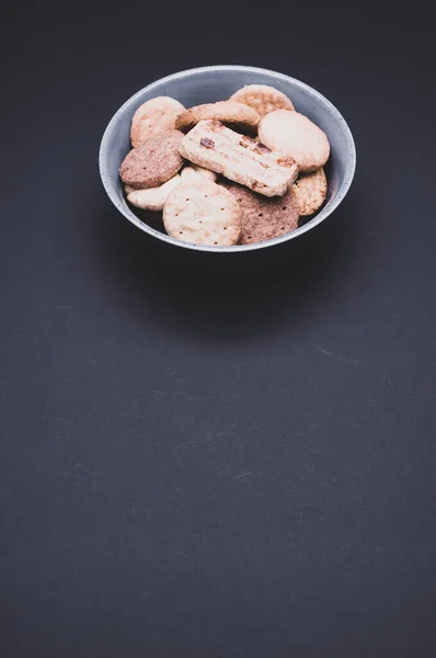 Vertikal Närbild Skål Med Kakor Mörk Bakgrund — Stockfoto