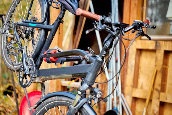 Selectivo Una Bicicleta Negra Colgando Ángulo Soporte Montaje Reparación Mantenimiento — Foto de Stock