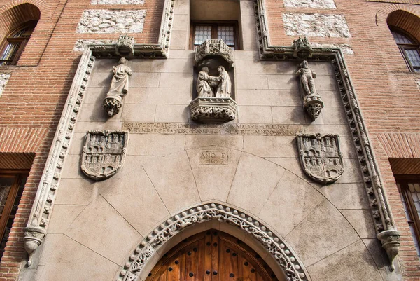 拉莫塔 梅迪纳城堡入口雕塑的低角度镜头 — 图库照片