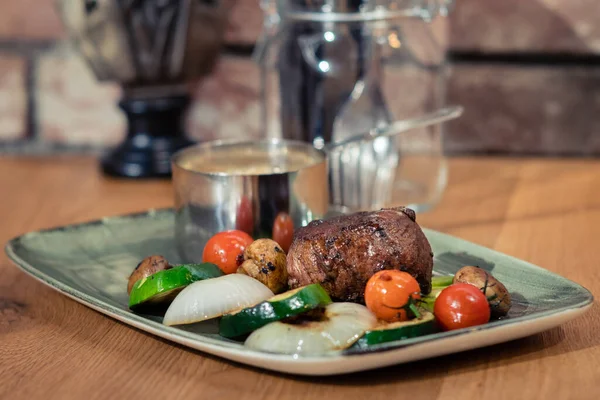Tenderloin Nebo Filet Hovězí Steak Talíři Smíšenou Grilovanou Zeleninou Včetně — Stock fotografie