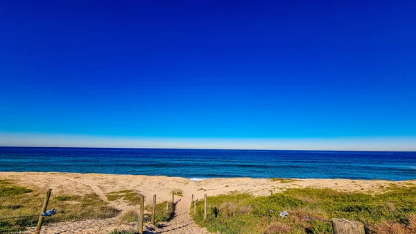 Uma Praia Areia Branca Vazia Sob Céu Azul Claro — Fotografia de Stock