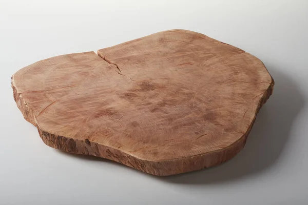 Ein Rustikales Holzschneidebrett Auf Einer Weißen Oberfläche — Stockfoto