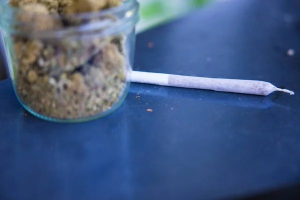 Eine Selektive Fokusaufnahme Von Getrocknetem Marihuana Auf Dem Tisch — Stockfoto