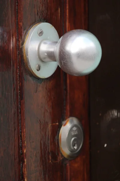 Sebuah Gambar Closeup Dari Pegangan Logam Pada Pintu Kayu — Stok Foto