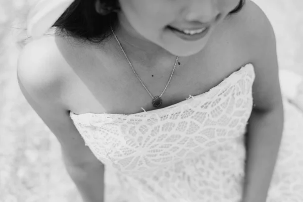 Gråskala Närbild Bild Sexig Asiatisk Kvinna Med Sommar Outfit Poserar — Stockfoto