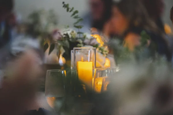 Tiro Foco Seletivo Velas Copo Uma Mesa — Fotografia de Stock