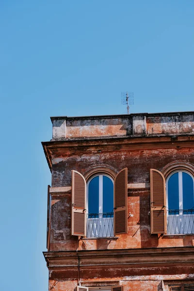Plano Vertical Ventanas Arqueadas Con Persianas Madera Antiguo Edificio Residencial — Foto de Stock