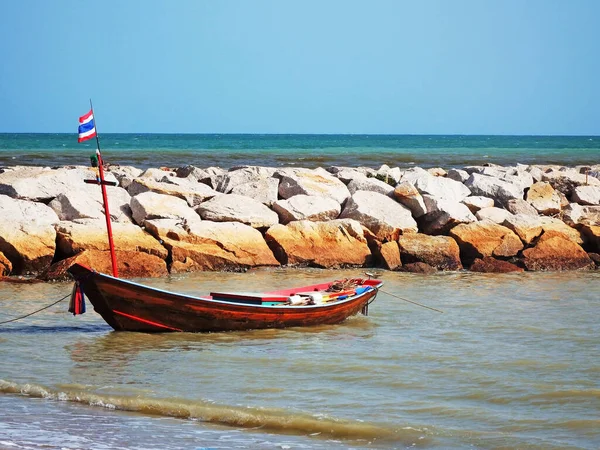 Dia Verão Brilhante Com Pequeno Barco Vela Vermelho Água Cercado — Fotografia de Stock