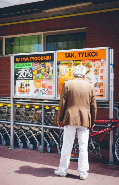 Poznan Polonia Octubre 2016 Anciano Pie Frente Las Juntas Con —  Fotos de Stock