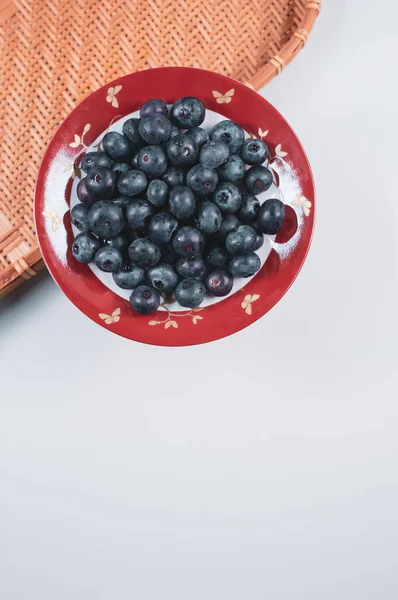 Vertical Closeup Red Plate Blueberry Gray Background Wicker Board — Stock Photo, Image