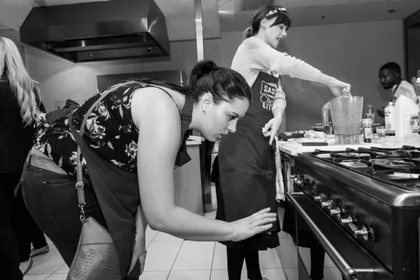 南アフリカ共和国ヨハネスブルグ 2021年1月5日 南アフリカ共和国ヨハネスブルグの料理教室で調理と焼き方を学ぶ女性のグレースケール — ストック写真
