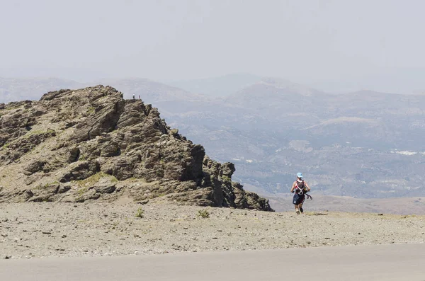 Een Man Trail Loopt Sierra Nevada Bergen Het Zomerseizoen Granada — Stockfoto
