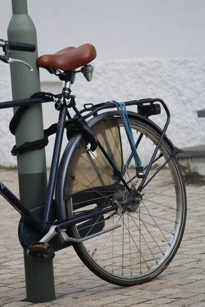 Uma Bicicleta Estacionada Uma Calçada — Fotografia de Stock