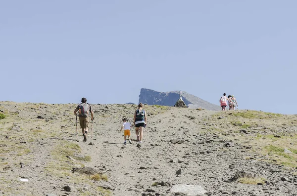 Familie Wandelend Door Bergen Sierra Nevada Het Zomerseizoen Granada Andalusië — Stockfoto