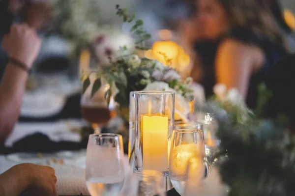 Selektiv Fokusbild Ljus Ett Glas Ett Bord — Stockfoto