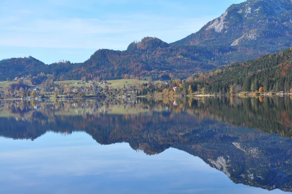 シュタイリアのアルトゥーゼ湖を反映した美しい秋の高山の風景 オーストリア ザルツカンマーグート — ストック写真