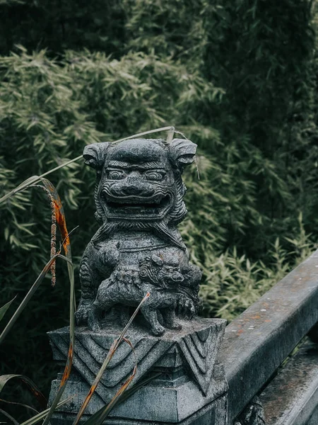 ドイツ フランクフルトのベスマン公園で中国のライオンの彫像の垂直ショット — ストック写真