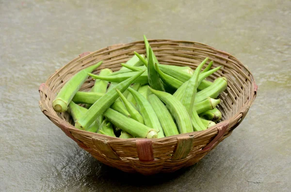 Eine Nahaufnahme Der Bund Reifer Grüner Marienkäfer Korb Auf Braunem — Stockfoto