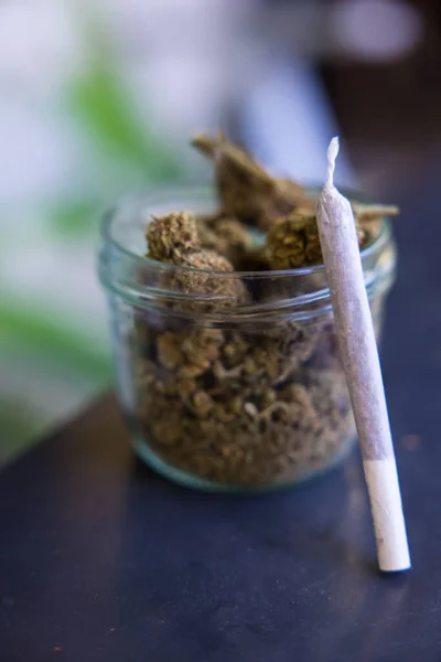 Tiro Selectivo Marihuana Seca Sobre Mesa — Foto de Stock