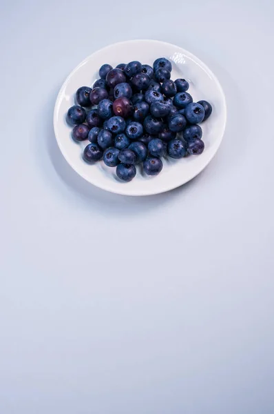 Vertical Closeup White Plate Blueberry Light Blue Background — Stock Photo, Image