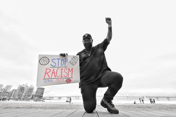 Homem Afro Americano Segurando Cartaz Stop Racism Durante Protestos Blm — Fotografia de Stock