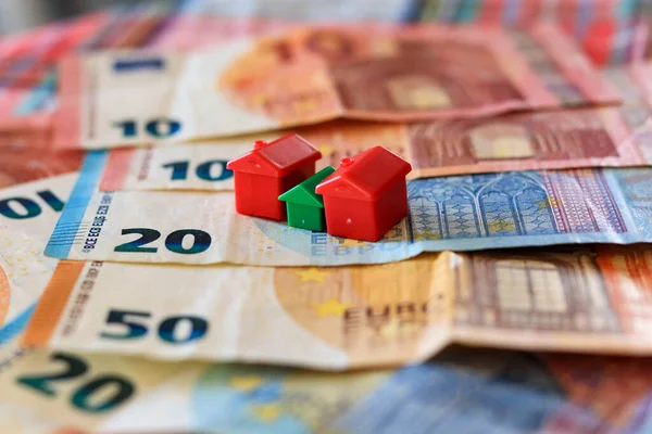 Table Couverte Billets Euros Avec Des Maisons Sur Dessus Concept — Photo