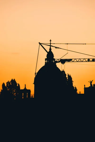 Una Silhouette Edificio Della Chiesa Uno Sfondo Cielo Arancione Durante — Foto Stock