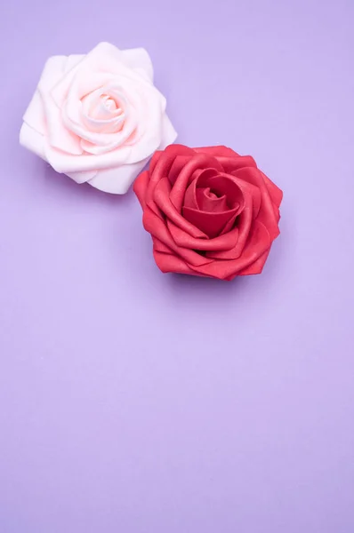 Fechamento Vertical Duas Rosas Artificiais Fundo Violeta Estético — Fotografia de Stock