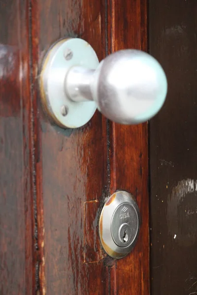 Sebuah Gambar Close Dari Pegangan Pintu Logam Pada Pintu Kayu — Stok Foto