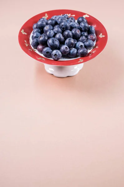 Vertical Closeup Red Plate Blueberry Aesthetic Peach Background — Stock Photo, Image