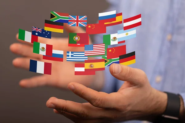 Pessoa Que Apresenta Projeção Virtual Das Bandeiras Nacionais Dos Países — Fotografia de Stock