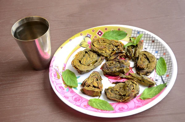 Primo Piano Cibo Foglie Arabiche Fritte Con Menta Verde Nel — Foto Stock