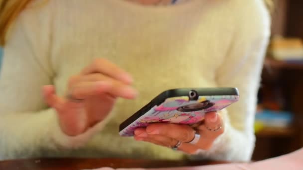 Beyaz Arka Planda Cep Telefonu Tutan Kadın Elleri — Stok video