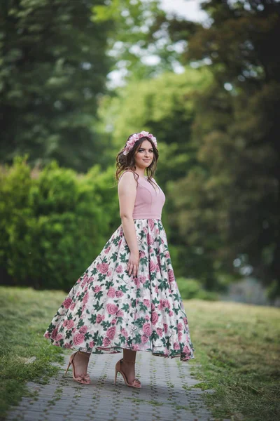 Płytkie Skupienie Pionowe Ujęcie Kobiety Ścieżce Parku Różowej Sukience — Zdjęcie stockowe