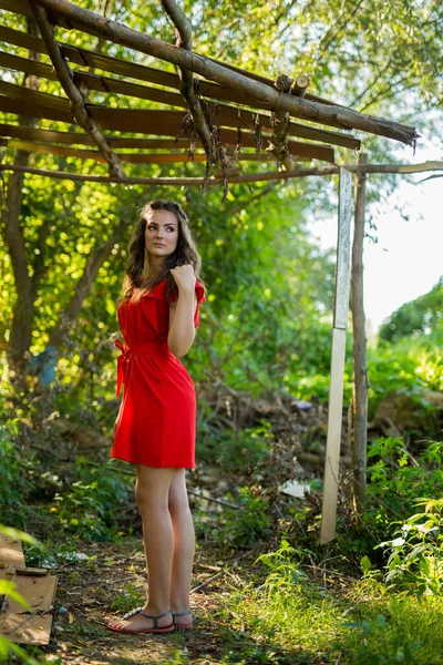 赤いドレスの外に立つスタイリッシュな女性の浅い焦点のショット — ストック写真
