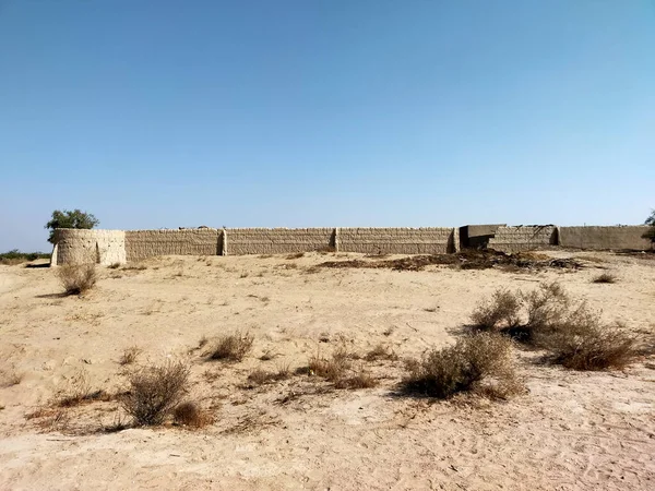 Una Valla Piedra Medio Desierto Día —  Fotos de Stock