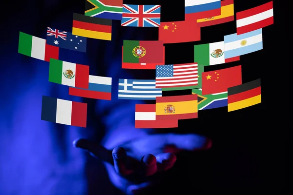 Uma Pessoa Que Apresenta Projeção Virtual Das Bandeiras Diferentes Países — Fotografia de Stock