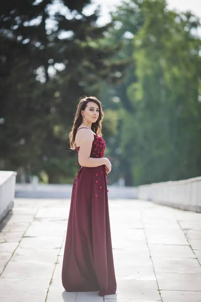 Una Donna Caucasica Posa Abito Rosso Sentiero Sorride — Foto Stock