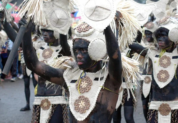 Bacolod Philippines Stycznia 2010 Tradycyjne Tancerki Kolorowym Festiwalu Bacolod Filipiny — Zdjęcie stockowe