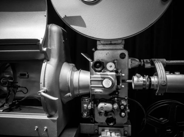 Sinema Salonlarında Film Projeksiyonunda Kullanılan Eski Film Projektörü — Stok fotoğraf