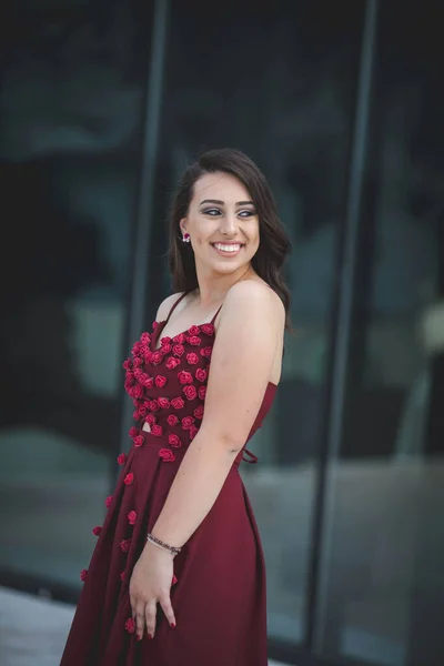 Tiro Vertical Uma Jovem Posando Vestido Vermelho Frente Uma Janela — Fotografia de Stock