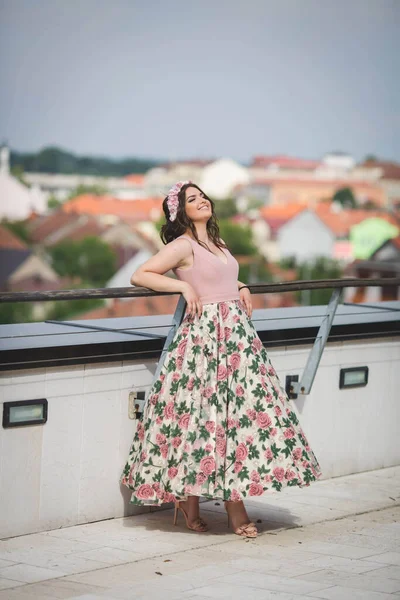 Colpo Verticale Fuoco Superficiale Una Donna Piedi Tetto Vestito Rosa — Foto Stock