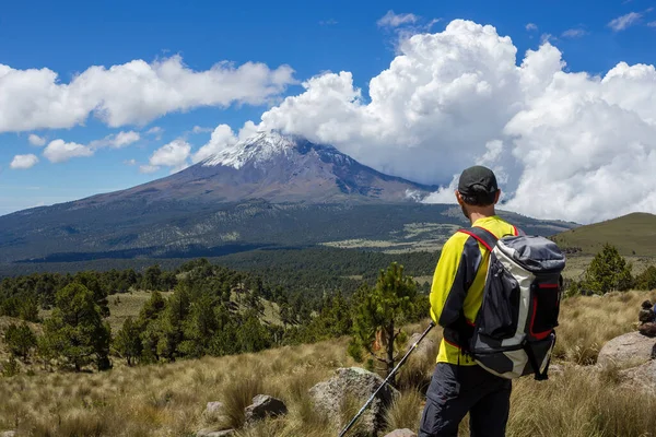 Een Toerist Popocatepetl Vulkaan Mexico — Stockfoto