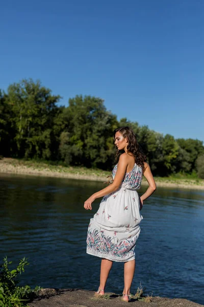 Göl Kıyısında Çiçekli Bir Elbise Giymiş Genç Bir Kadının Sığ — Stok fotoğraf
