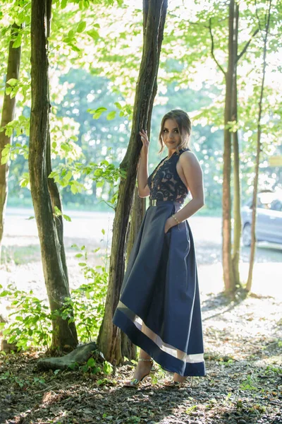 Primer Plano Una Joven Hembra Apoyada Árbol Con Vestido Azul —  Fotos de Stock