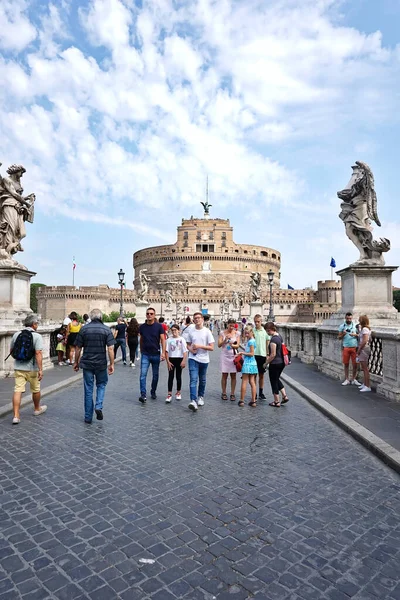 Рим Италия Сентября 2019 Года Туристы Мосту Святого Ангела Известным — стоковое фото
